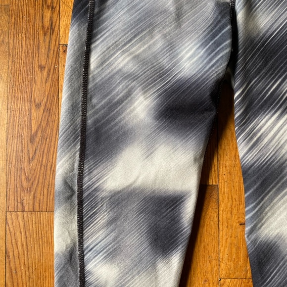 Athleta leggings with front inside hidden stash pocket. - Picture 9 of 11